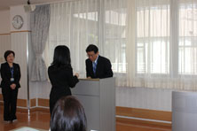 石川理事長より辞令を交付されました続いて『ブラザーグループの一員となって』とのテーマで講話いただきました。