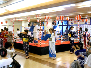 穂波学区女性会の皆さんによる盆踊り。ご利用者も踊りの輪に入り、一緒に楽しみました。