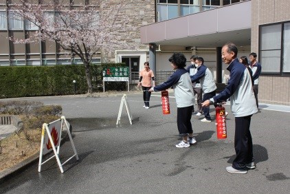 初期消火の訓練中。有事に備えます