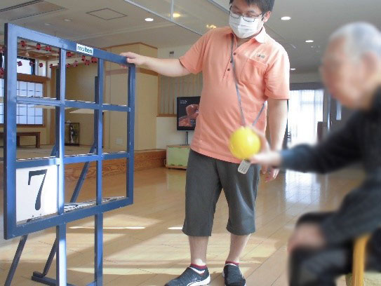 「あと一つ！！」声援の中　的に当てます。