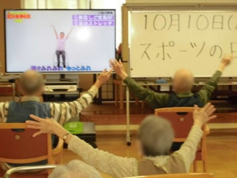 テレビの画面の動きに合わせて体を動かします。