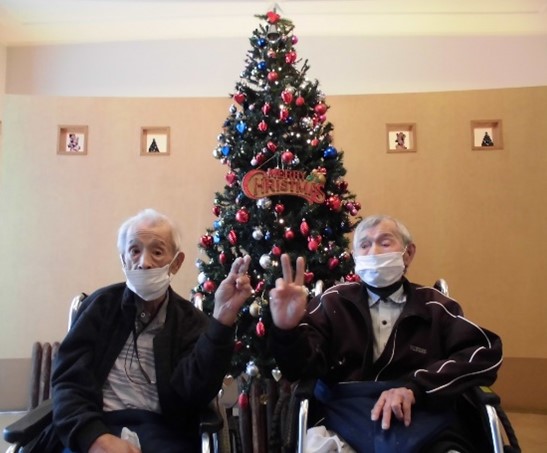 クリスマスツリーの前で記念撮影