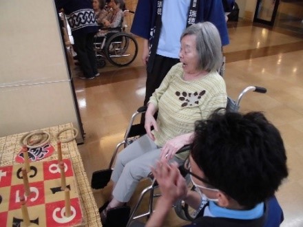輪投げを行いました。懐かしいゲームを楽しみます。