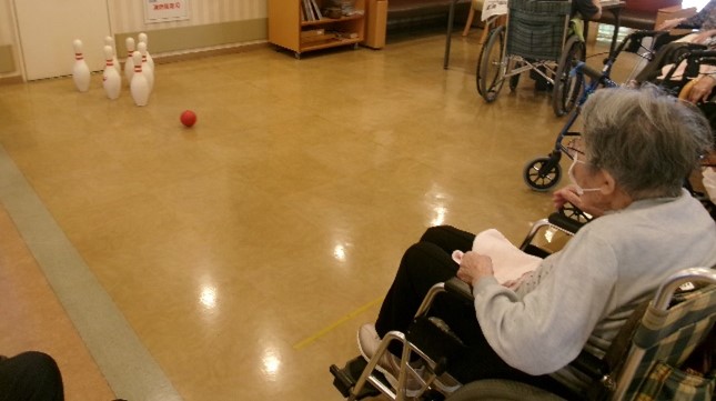 皆様に見守られながら、ボールを投げます