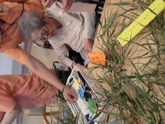 職員と一緒に飾り付けを考えます