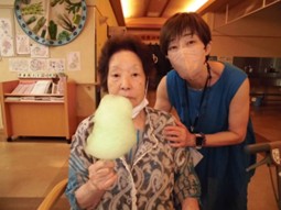 カラフルなわたあめを食べました