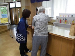 職員と射的にチャレンジしました