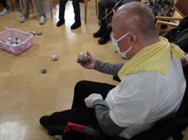 皆様に見守られながら、ボールを投げます